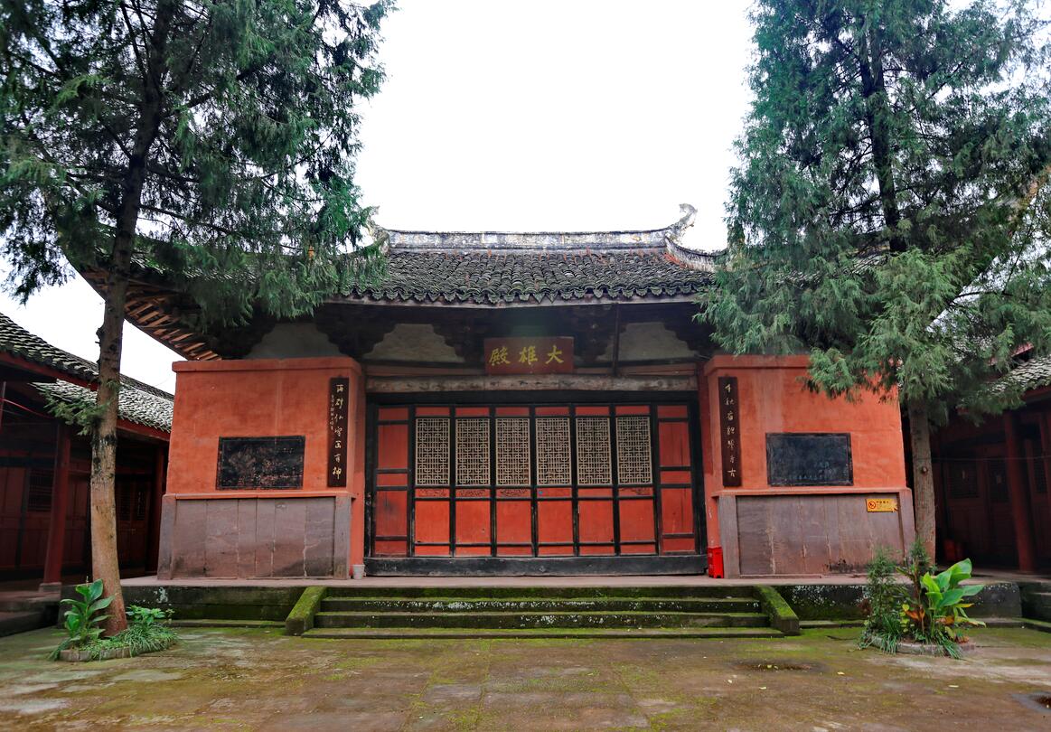 宝梵寺大雄殿与柏树庭院，十一月资料照片