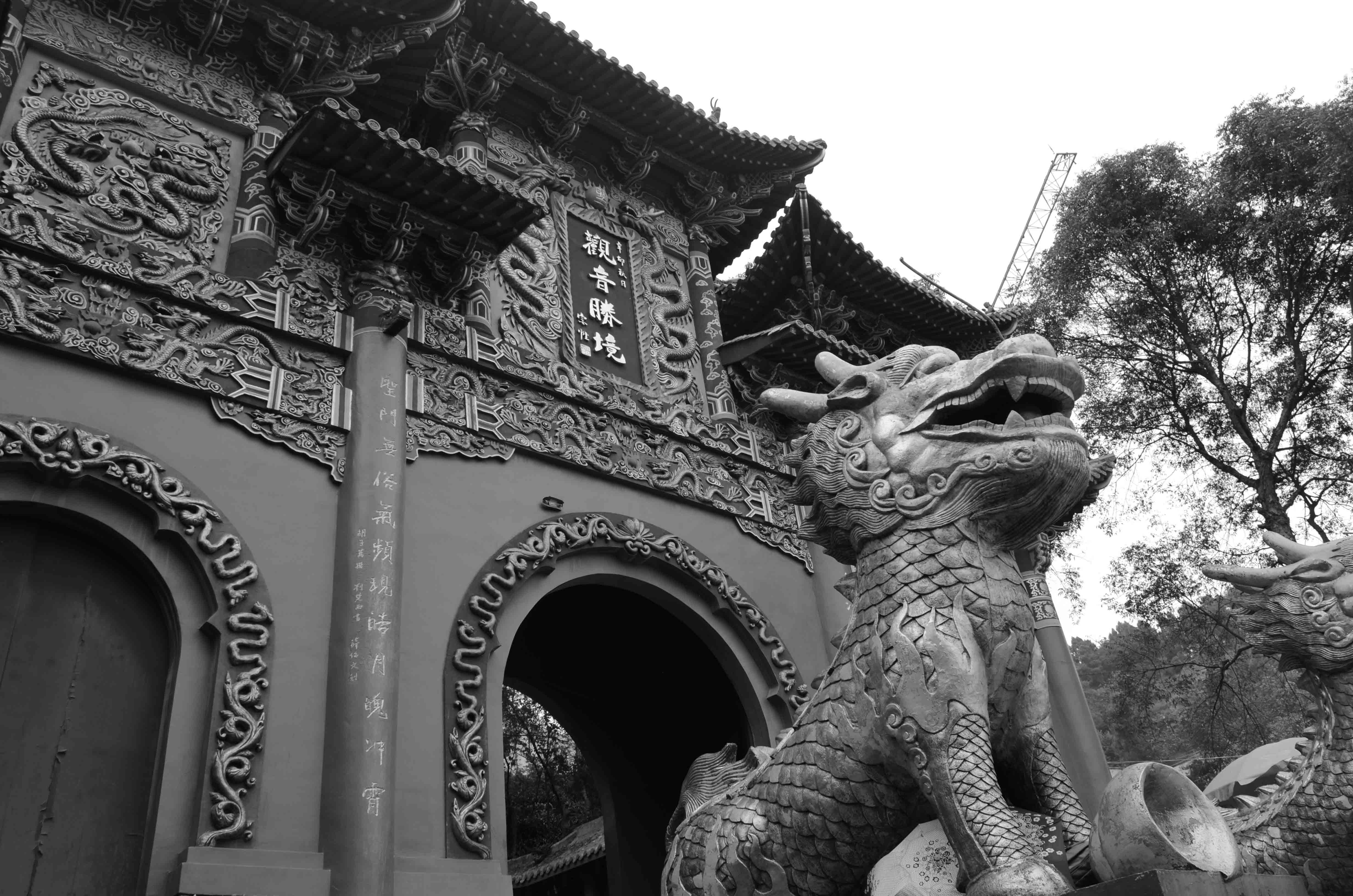灵泉寺观音胜境牌坊与石雕，原作者的黑白摄影作品