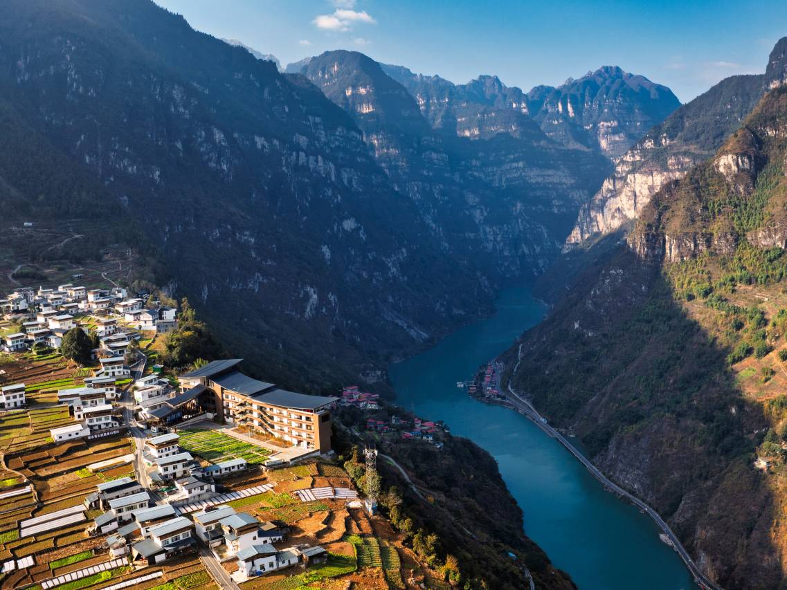 禅驿·峡谷院子与大渡河峡谷，酒店供图 · 拍摄月份未公开