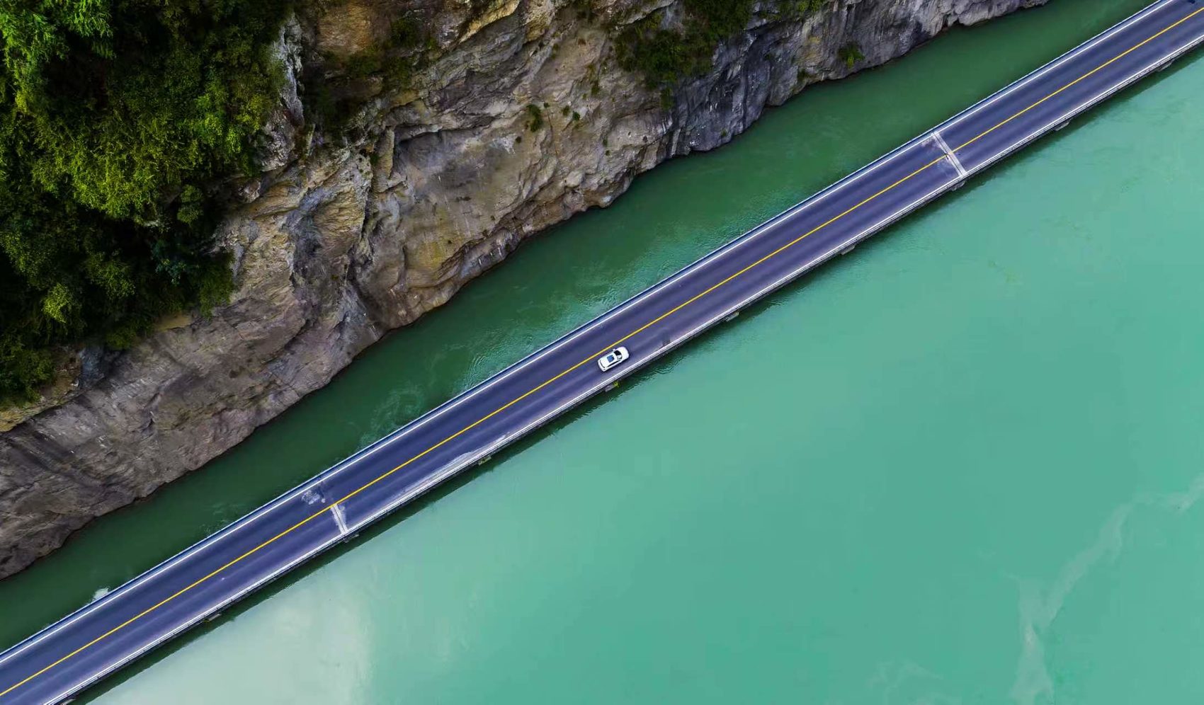 临水公路与峡谷岩壁，2026.09报道配图 · 拍摄日未注明
