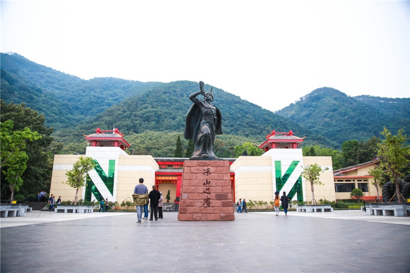 泸山民族文化博物馆前广场，2016.06发布 · 旧馆资料图